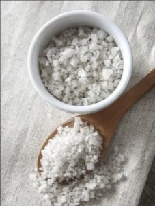 نمک برای پاک کردن تتو ابرو در خانه